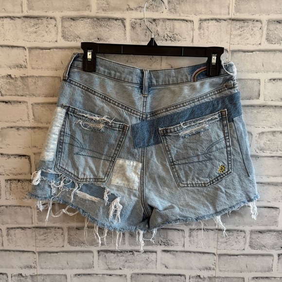 Women’s American Eagle Mom highest rise 90’s boyfriend jean shorts frayed Size 6 - Picture 2 of 5